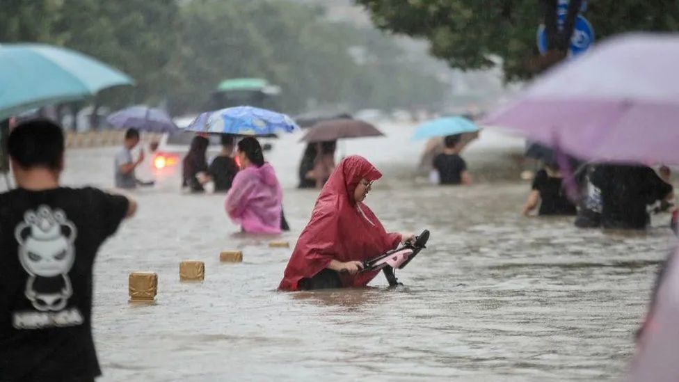 河南暴雨已致25人遇难,超124万人受灾,多国极端天气敲响气候警钟