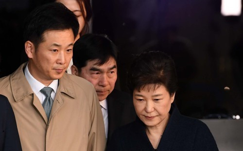樸槿惠最新消息 樸槿惠解職7名代理律師平內(nèi)訌 被指“自掘墳?zāi)埂? /></p>
<p>樸槿惠與柳榮夏律師</p>
<p>據(jù)韓聯(lián)社9日?qǐng)?bào)道，樸槿惠主動(dòng)解除了對(duì)7名律師的任命，至此她的9人代理律師團(tuán)中僅剩柳榮夏與蔡明星兩人。而在此之前，法律界一直有樸槿惠律師團(tuán)內(nèi)部不和的傳言。</p>
<p>9日，檢方特殊調(diào)查本部稱，已經(jīng)收到樸槿惠對(duì)代理律師的解除任命通知書。</p>
<p>這次被解雇的律師大多是從憲法法院對(duì)樸槿惠開始彈劾審判時(shí)就任的。一名被解任的律師表示：“我是通過(guò)媒體才知道自己被解任的”“用這樣的方式解除任命，我不知道當(dāng)時(shí)為什么要用我們”。</p>
<p>據(jù)悉，樸槿惠被捕后，柳榮夏律師一直主張對(duì)事實(shí)與嫌疑全部否認(rèn)，而其他律師則持有不同意見。而且，柳榮夏每天獨(dú)自前往拘留所與樸槿惠會(huì)面，其余律師提出的見面申請(qǐng)都遭到樸槿惠拒絕。很可能因此產(chǎn)生了不和。</p>
<p>分析認(rèn)為，檢方起訴已近在眼前，樸槿惠選擇柳榮夏而解任其余律師，或許是為了避免在今后審判過(guò)程中出現(xiàn)律師辯護(hù)言論不一致的情況。</p>
<p>不過(guò)，樸槿惠選擇在此時(shí)解任對(duì)案件已非常熟悉的律師，難免會(huì)降低她的防御能力，此外，被解任的七名律師中有數(shù)位曾擔(dān)任過(guò)檢察官，在韓國(guó)法律界擁有相當(dāng)?shù)娜嗣}，這次遭樸槿惠倉(cāng)促解任，很可能將自己置入不利局面，不啻于自掘墳?zāi)埂?/p>            </div>
			<!--/正文內(nèi)容--><!--/正文內(nèi)容-->
                        <div style=