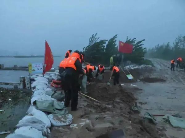 武警河南总队官兵 也紧急投入了抗洪抢险.