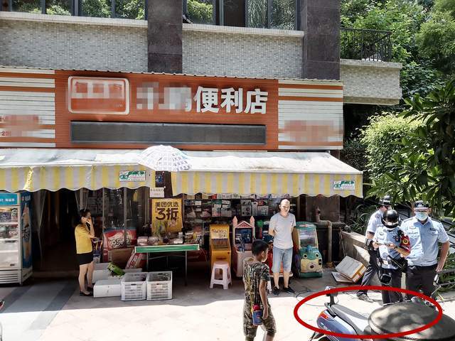 小区便利店门口,25厘米长的菜刀从天而降,距离小朋友不到两米