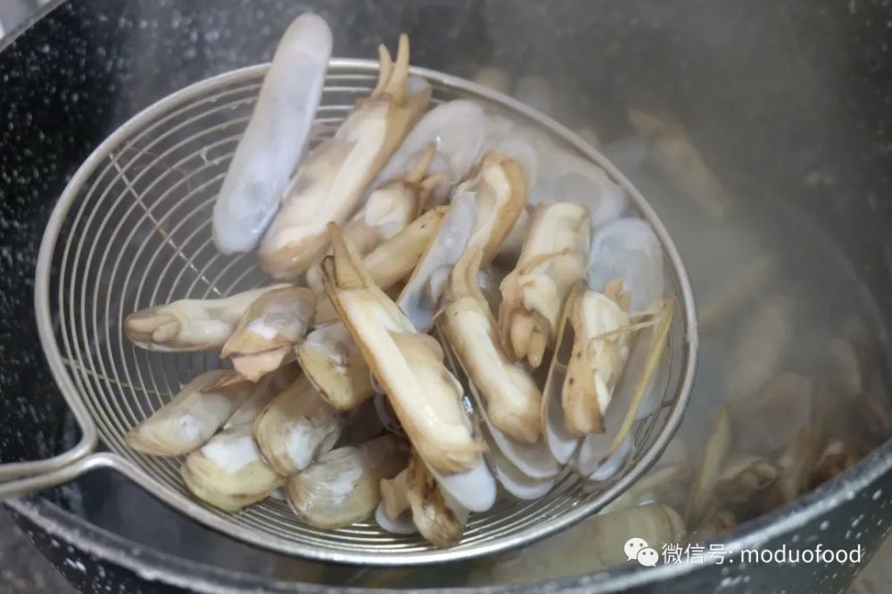 3,烧一锅开水,把蛏子放进去煮,等水再度沸腾,就可以把蛏子捞出来了