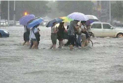 7月20号,河南多地遭遇暴雨侵袭,郑州遭遇史上的最强降雨.