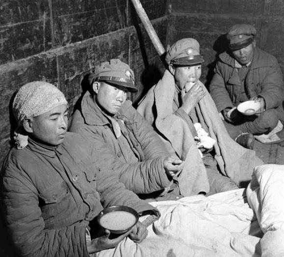 陈官庄战役,80万斤猪肉运到解放军战壕,南京则昼夜