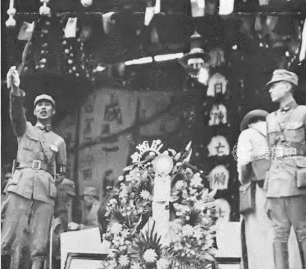 老照片:1932年淞沪抗战阵亡将士追悼会,哀乐响起哭声一片