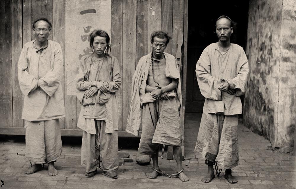 1892年的一组行刑老照片,刽子手体型瘦弱,犯人的眼神很可怕