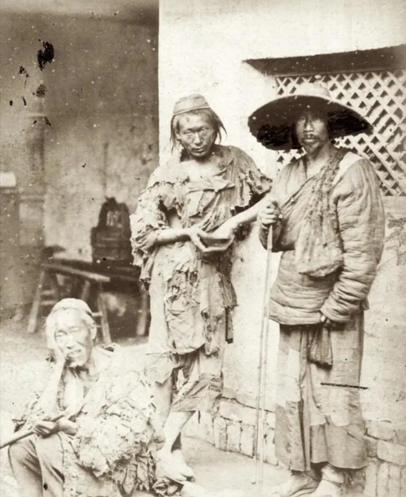 清末老照片,叼烟的小妾,发迹的侏儒,25岁出宫的宫女满面春风