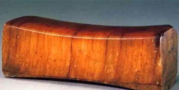 古代人们为什么喜欢瓷枕头,而不用软枕头?其实为了女性方便