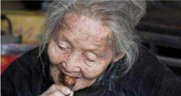 江西孤寡老人王添彩不愿花钱就医病死家中遗产6人清点3小时