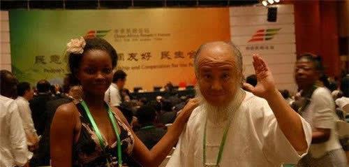 爱达遭到了家里人的反对,杨彦也遭到了家里人的反对,面对着如此"门不