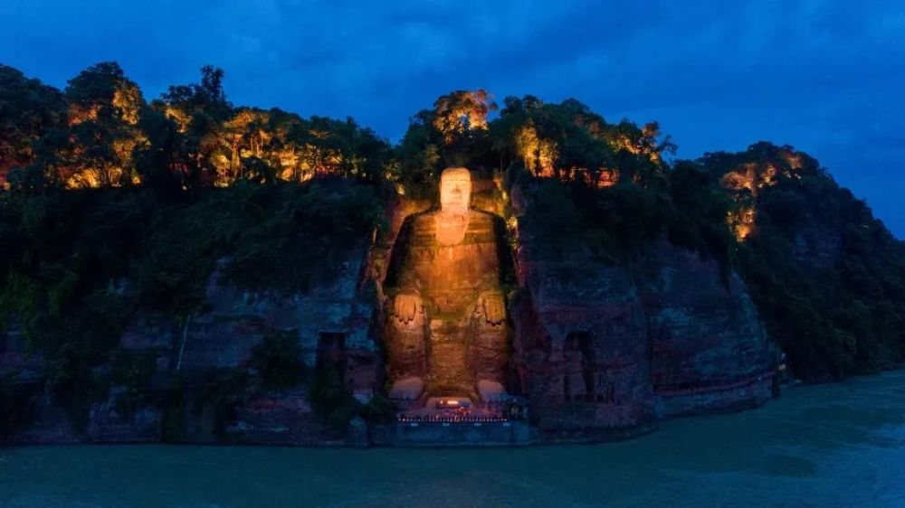 不管白天黑夜,乐山这里总能找到美景_腾讯新闻