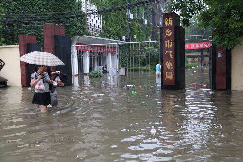 河南遇暴雨,解放军连夜施救,德国遭洪灾默克尔接班人却在笑