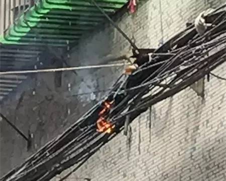 开平市区一民宅电缆起火越烧越旺 居民用水扑