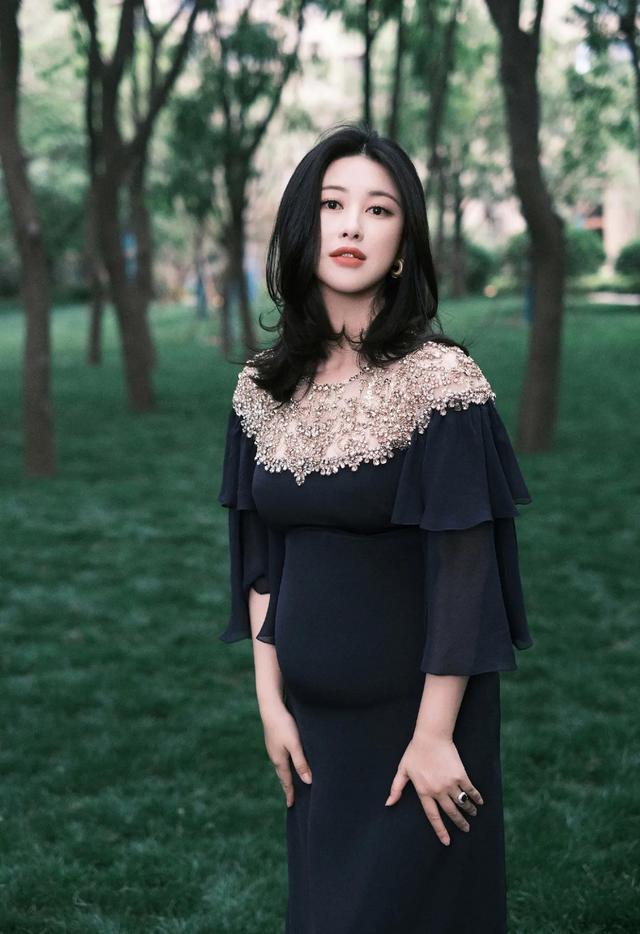 朱珠孕期超爱穿小黑裙,显瘦又优雅,挺着大肚子也依旧美丽