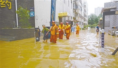 7月21日,我市消防救援支队抗洪抢险突击队在郑州一小区营救被困群众.