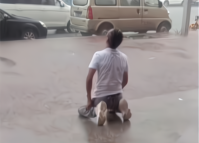 "求求别再下雨了",河南一男子在雨中跪地痛哭,看着让人心酸