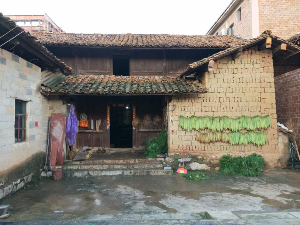 一个是普者黑村,一个是仙人洞村.