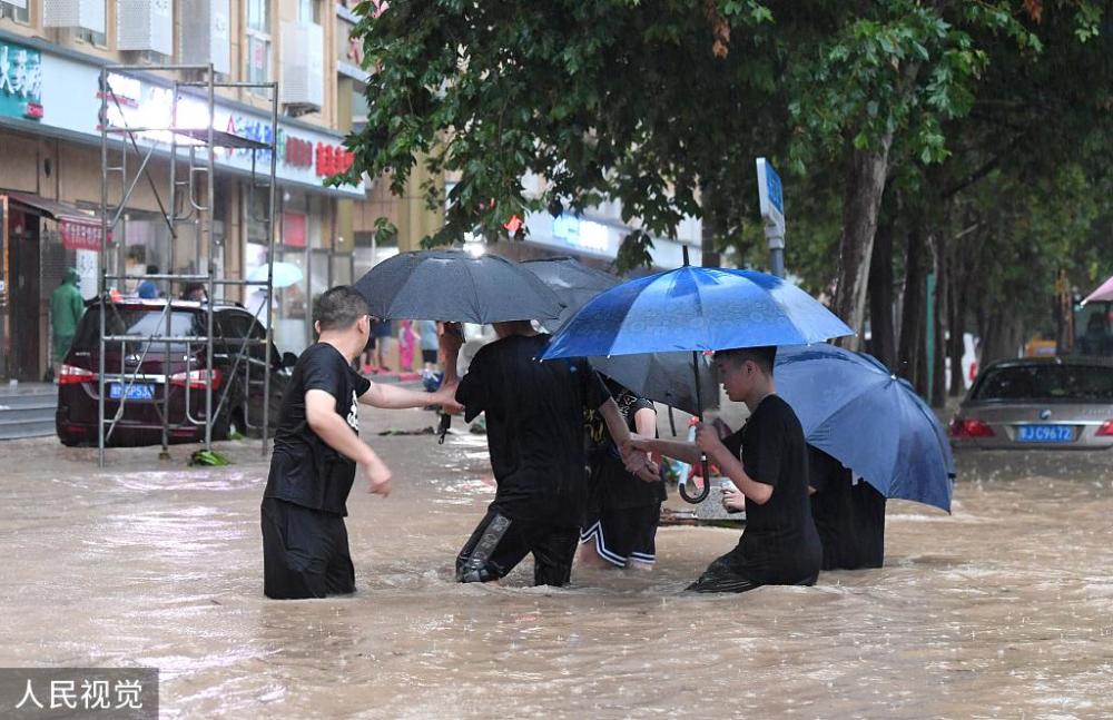 谷雨影像丨郑州暴雨中,互伸援手的河南人