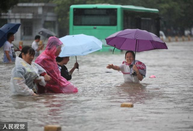 谷雨影像丨郑州暴雨中,互伸援手的河南人
