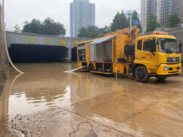 2021年7月22日,郑州京广南路隧道,暴雨造成的积水仍然未退.