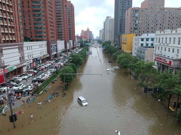 鸿海郑州厂员工:洪水渗入厂区"一度淹到大腿 3厂区停电数小时