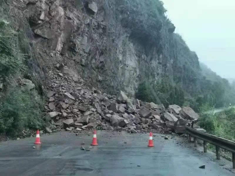 紧急扩散!沁水某路段因山体滑坡实行交通管制,请绕行!