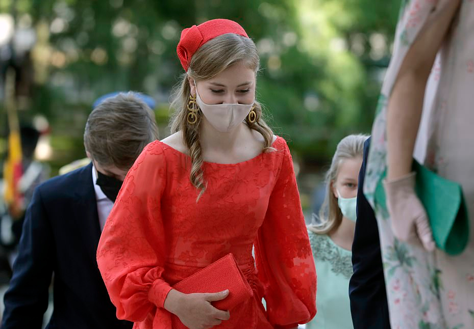比利时王室亮相庆祝国庆!19岁公主穿红裙好美,真不输西班牙公主