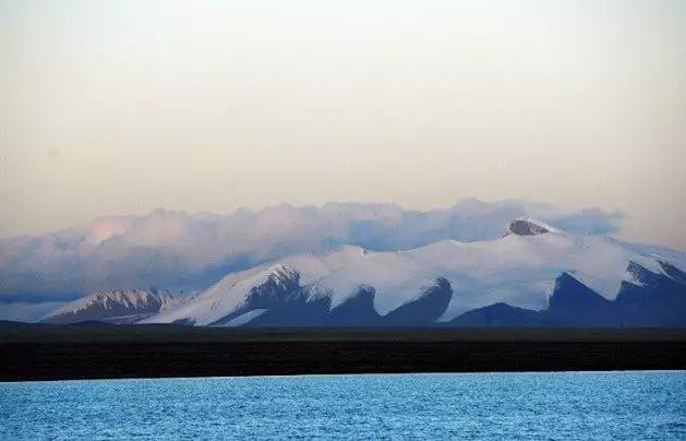 位于新疆巴音郭楞蒙古自治州若羌县的阿其克库勒湖,地处昆仑山北麓