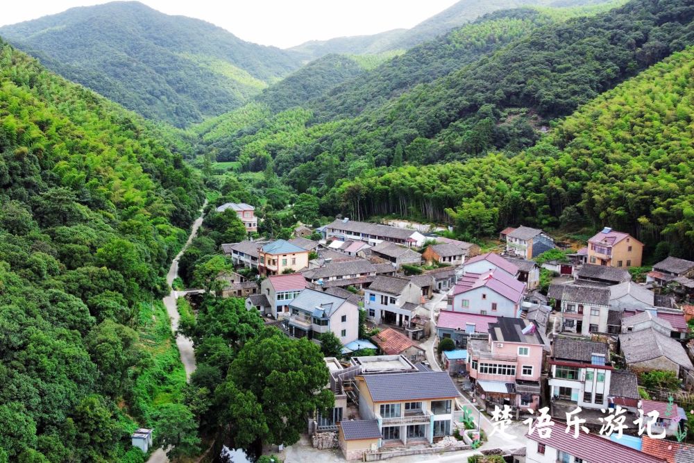 藏在湖山之间的美丽乡村,因秦始皇巡游而得名,原来是宁波3a景区