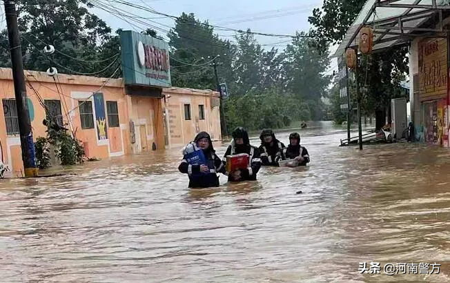 警徽闪耀抗洪防汛一线洪水来袭河南沁阳公安与迁安群众风雨同舟