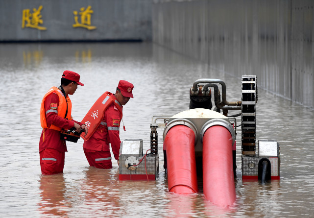 (关注河南强降雨)郑州:救援进行中