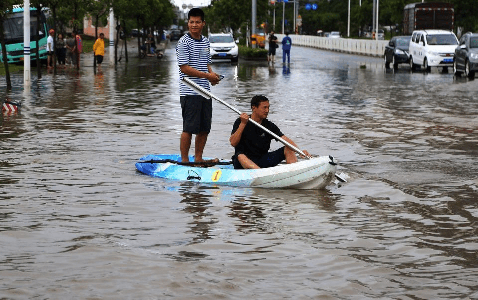 河南郑州:暴雨水灾冲走满仓库酒水,老板娘跪求拾捡者手下留情