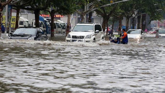 近日,河南郑州等地遭遇突发特大暴雨,引发洪灾,致使伤亡惨重.