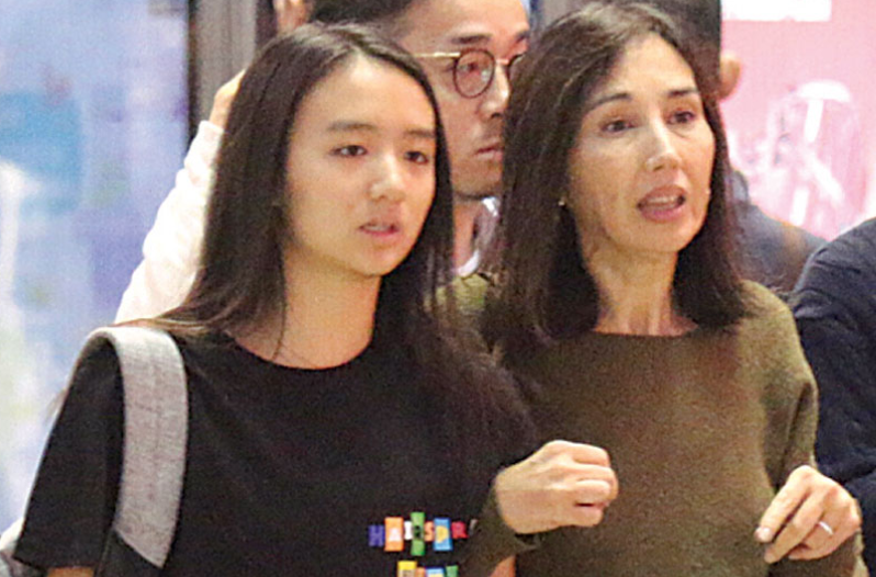 柏安妮的现任丈夫是她同学,两人婚后育有2个女儿,其中一个女儿叫许恩