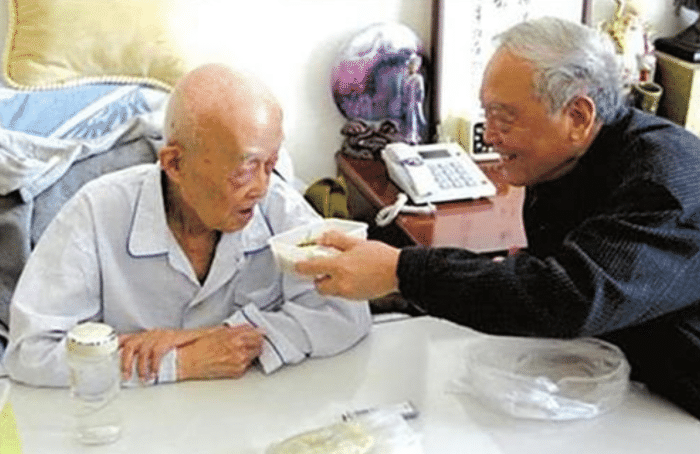 这时,季承收到了已经十三年没联系的父亲季羡林卧病在床的消息,是护士