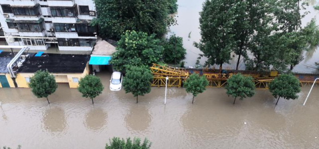 河南安阳:暴雨持续多日公交停运,社区停电居民点蜡烛照明