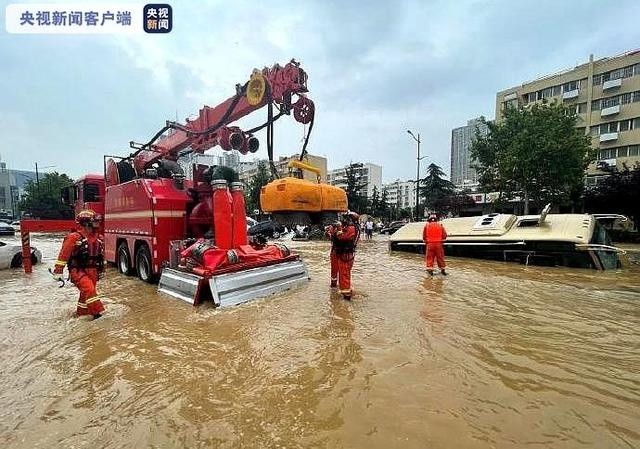 江苏消防增援郑州 消防车上写下口号为郑州加油