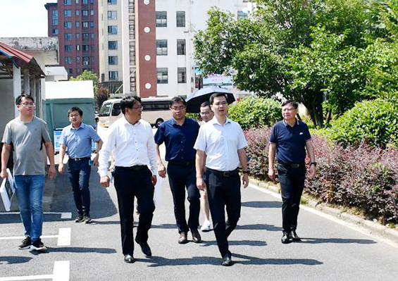 合肥市庐阳区副区长时坤冒酷暑调研42中湖畔分校校园