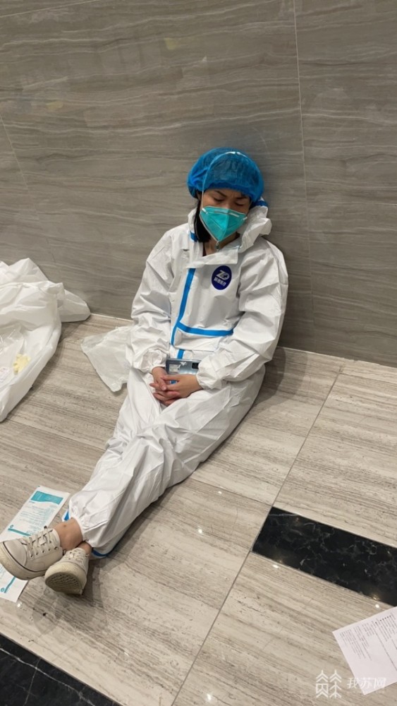 南京医护速度:150:53000!累倒后的他们就地"花样"睡态