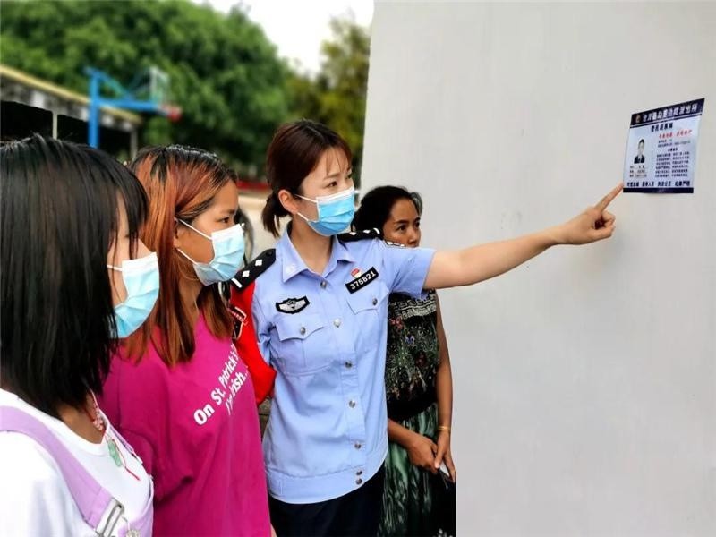 警民联系牌 搭起警民"连心桥"