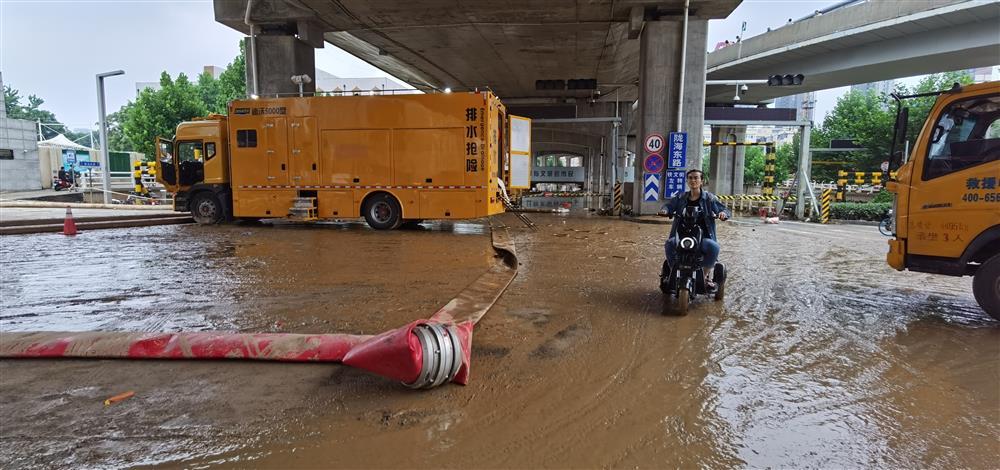 暴雨过后的郑州街头,亲历者讲述困在隧道内的8小时