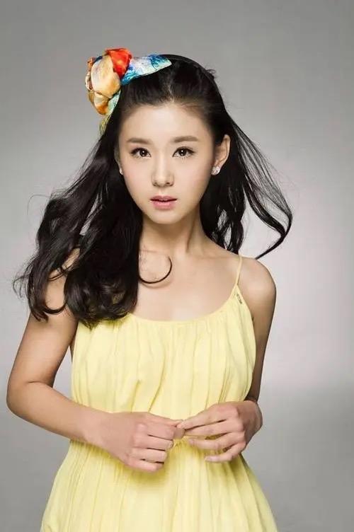 李小萌拥有"娃娃脸"任性!穿黑色连衣裙御姐范十足,减龄还洋气