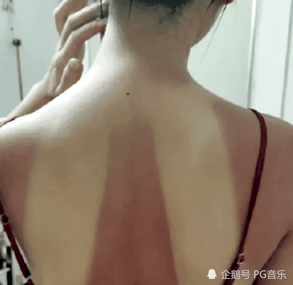 老婆说她去游泳了,这晒痕就是最好的证明,但我总感觉哪里不对劲