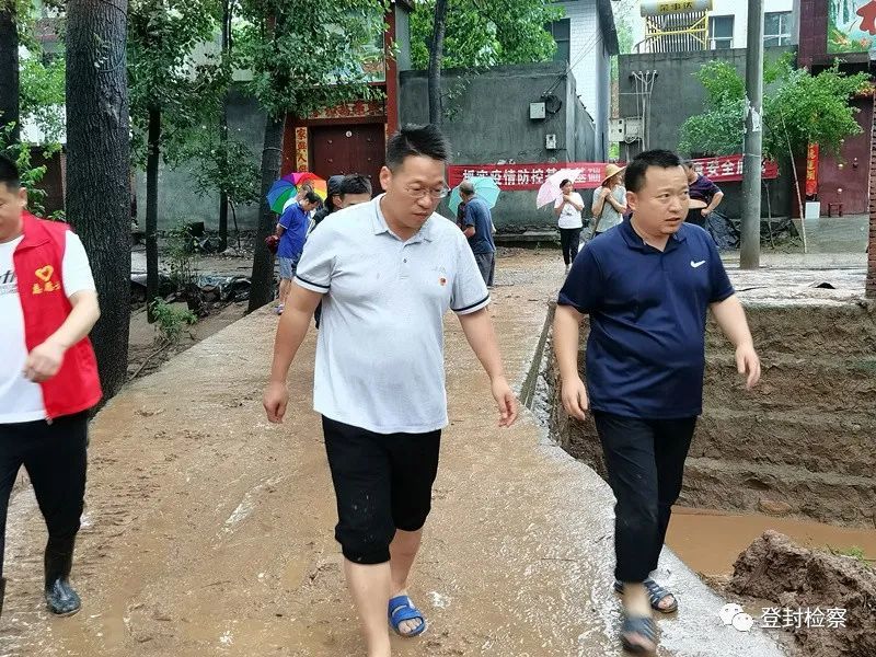 降雨还在持续,登封市东华镇幽兰村并不通畅的崎岖小道上,院驻村工作