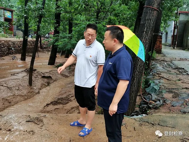 降雨还在持续,登封市东华镇幽兰村并不通畅的崎岖小道上,院驻村工作