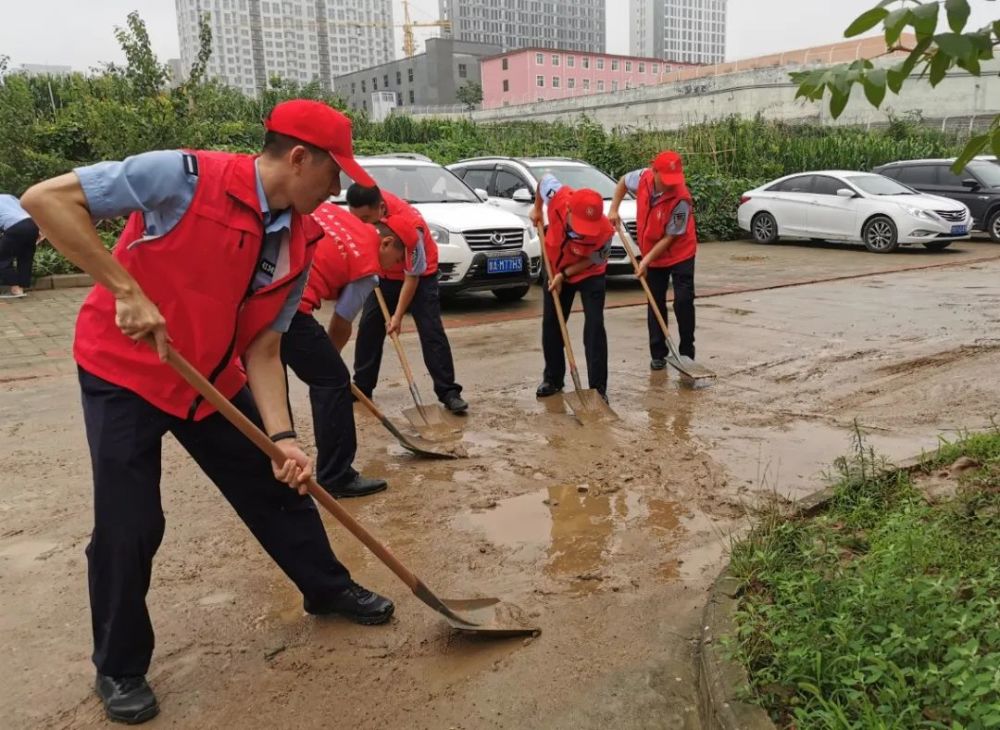 郑州监狱志愿者在新华路办事处人民路社区清理淤泥.