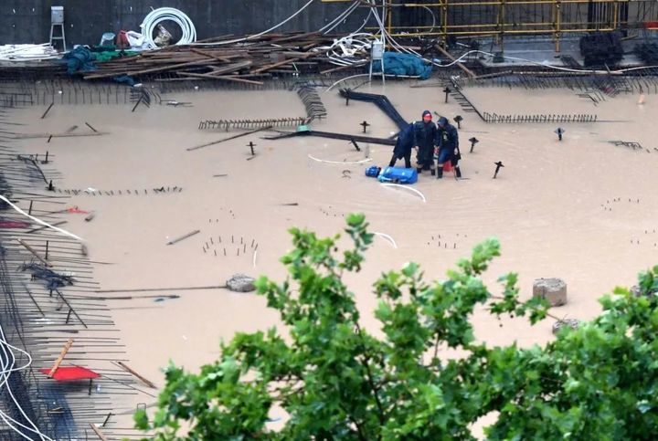 河南暴雨事件:风雨面前我们一起抗 关键时刻的中国人从不掉链子