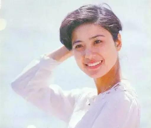 58岁"枣花"吴玉华,二婚嫁给著名画家成亿万富婆,今一家很幸福