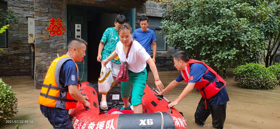 7月21日,涡阳县公益救援队集结11名救援队员于下午4点半到达郑州后,与