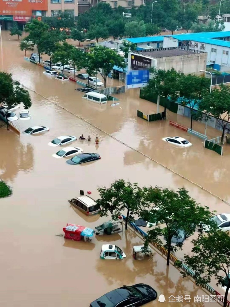 面对暴雨和洪水河南人都在一个屋檐下