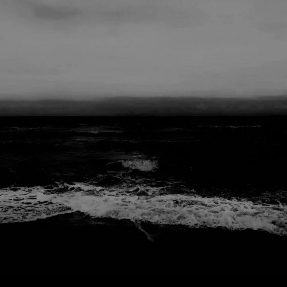 黑白孤独系大海背景图
